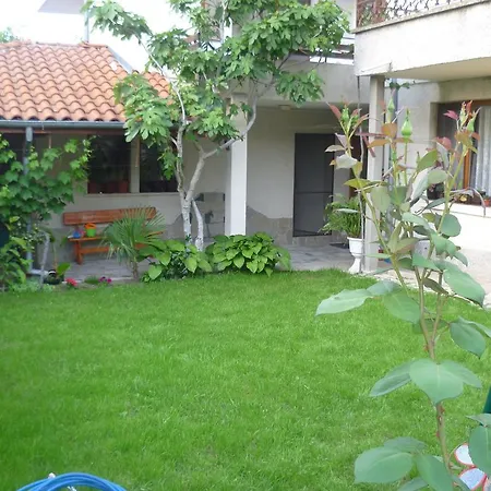 Хотел семеен корал 2*